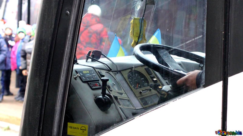 "Vuoi guidare l'autobus? Devi conoscere l'inglese". È polemica per il bando Amat