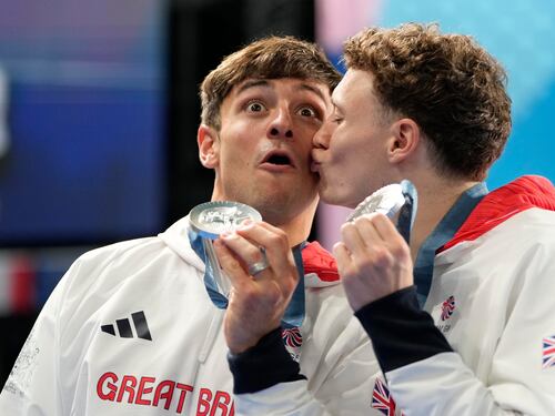 Olimpiadi, Tom Daley, il tuffatore star dei social: dall’uncinetto all’attivismo gay