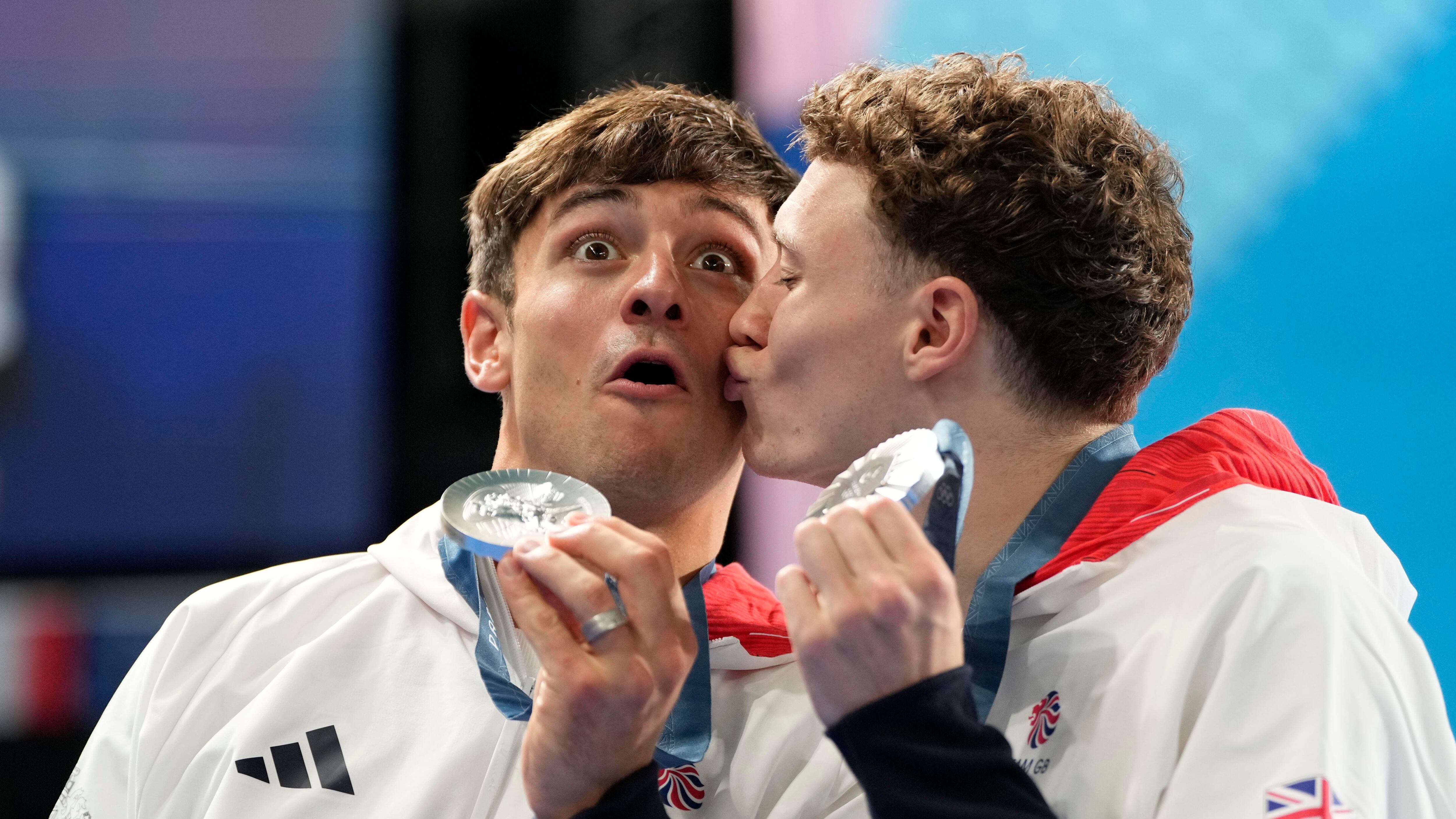 Olimpiadi, Tom Daley, il tuffatore star dei social: dall’uncinetto all’attivismo gay