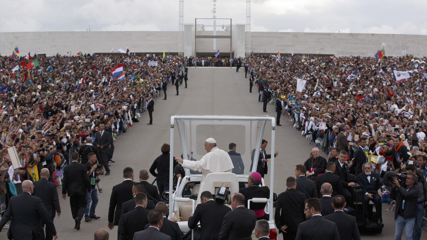 Il Papa a Fatima: "Vengo come vescovo vestito di bianco"