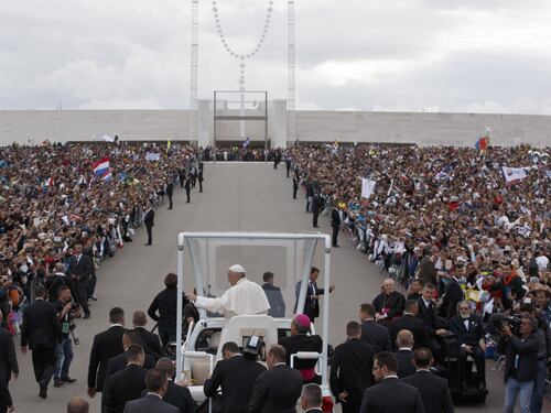 Il Papa a Fatima: "Vengo come vescovo vestito di bianco"