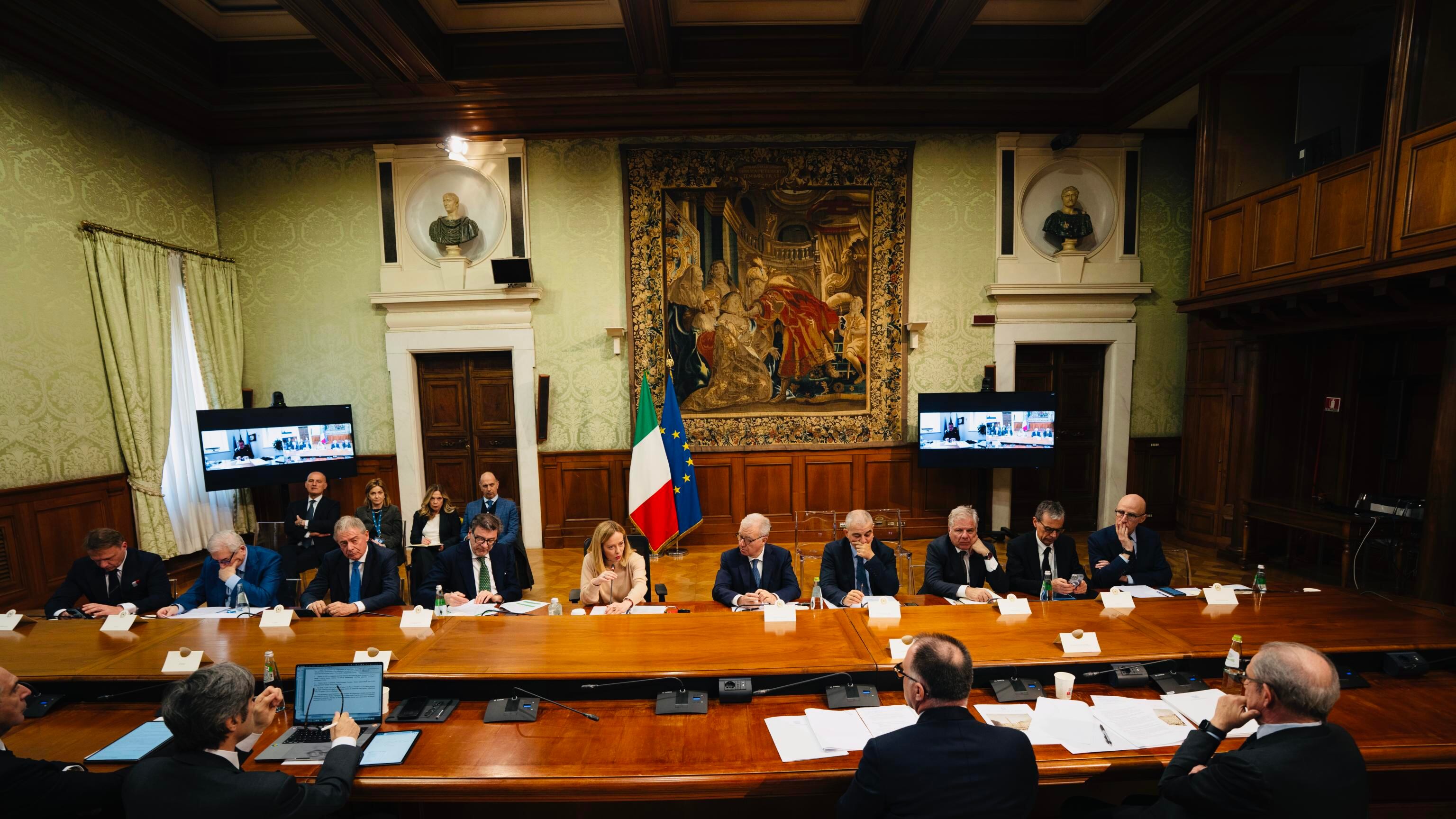 Sgravi e fondi alle imprese. "Non vogliamo contro-dazi"