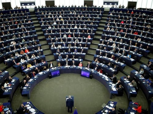 Prof ucciso e agenti aggrediti. Ma ora l'Ue attacca i poliziotti