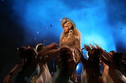 Beyoncé, dama sexy ai Grammy 2017 10