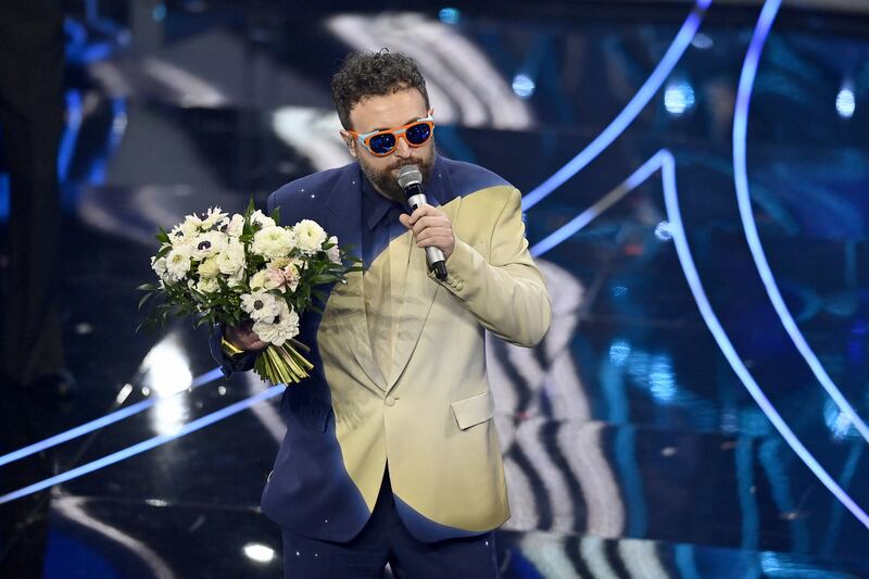 Sanremo 2024: ecco il look della seconda serata del Festival di Dargen D'Amico 9