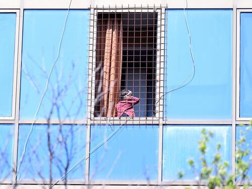 Il Selam palace isolato dall'esercito: screening a tappeto sui migranti