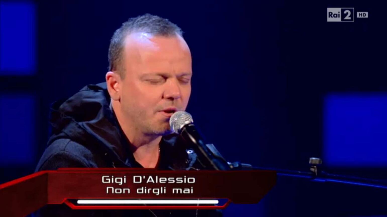 Gigi D'Alessio a favore dei gay: "Le mie canzoni anche da un uomo per un uomo"