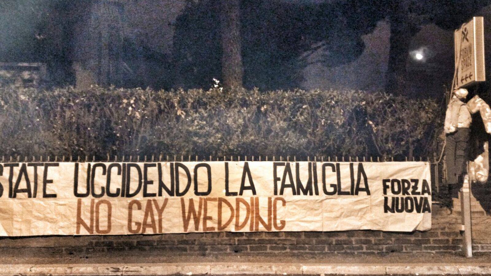 Blitz di Forza Nuova: manichini impiccati contro le "nozze gay"