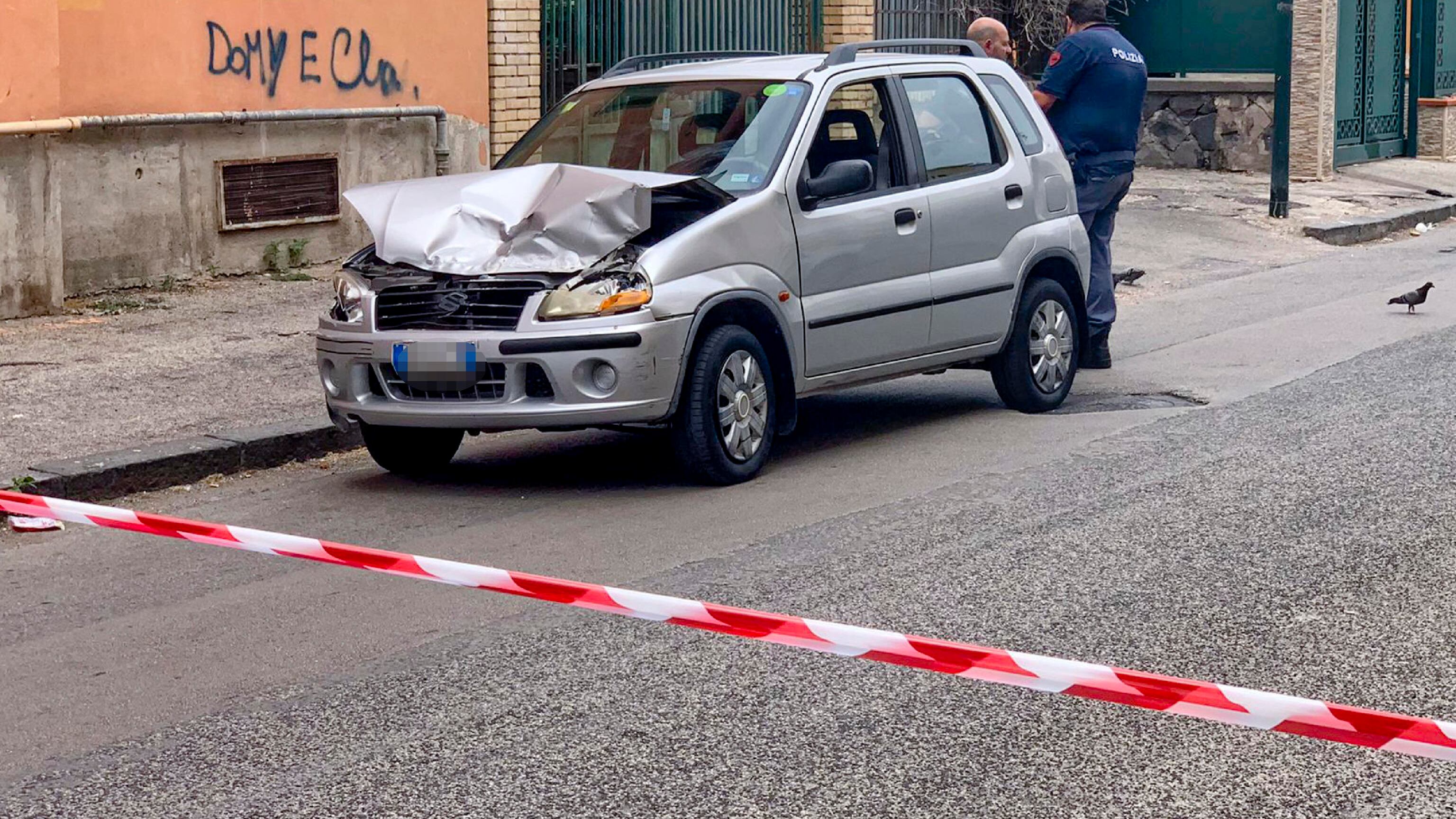 Napoli, un bimbo di 3 anni investito e ucciso davanti alla madre: l'autista aggredito dalla folla