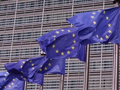Bloomberg: "L'Ue prepara limiti all'import di veicoli ibridi cinesi"