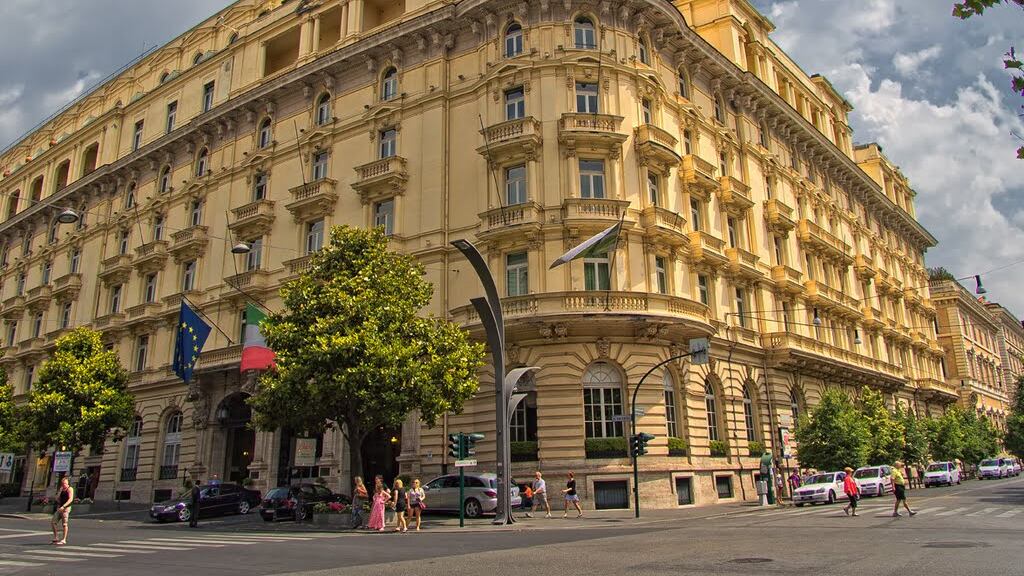Dai cetrioli al coccodrillo: le richieste più assurde dei clienti degli hotel