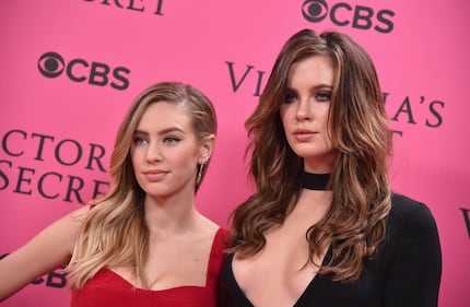 Ireland Baldwin, topless mozzafiato 22