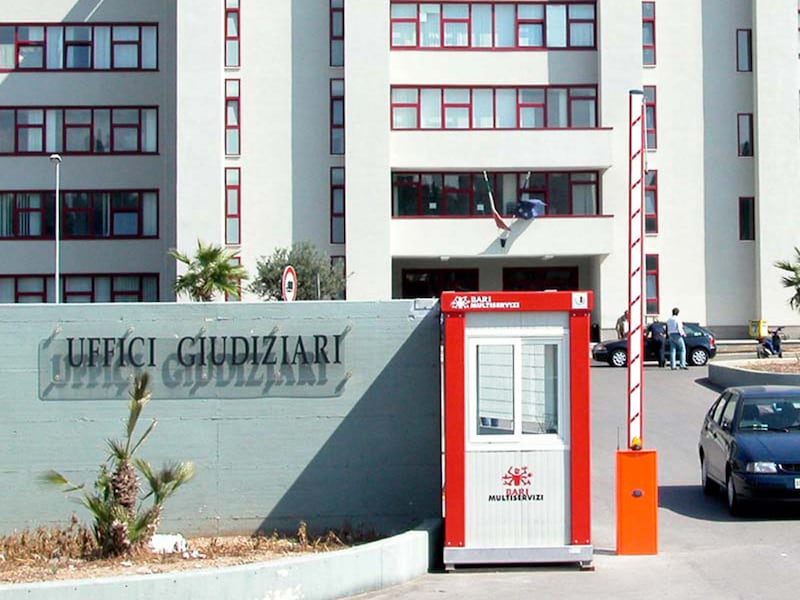 Divano da 40mila euro al dirigente Asl: tangenti nell’azienda di Bari