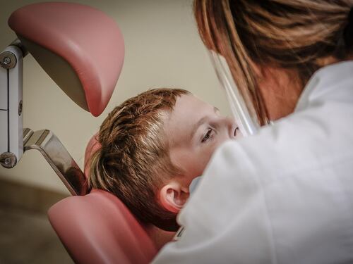Apparecchi per denti fai da te: i pareri degli esperti