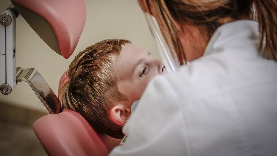 Apparecchi per denti fai da te: i pareri degli esperti