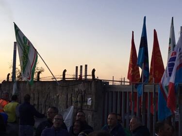Taranto, gli operai di Arcelor Mittal e dell'indotto davanti ai cancelli 5