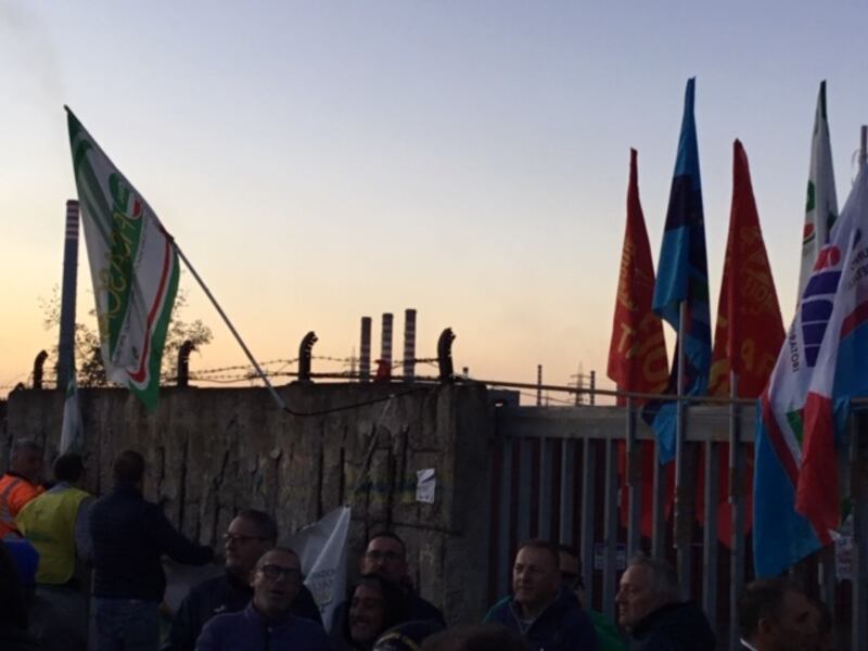 Taranto, gli operai di Arcelor Mittal e dell'indotto davanti ai cancelli 5