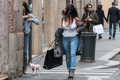 Elettra Lamborghini, shopping sexy a Milano 5