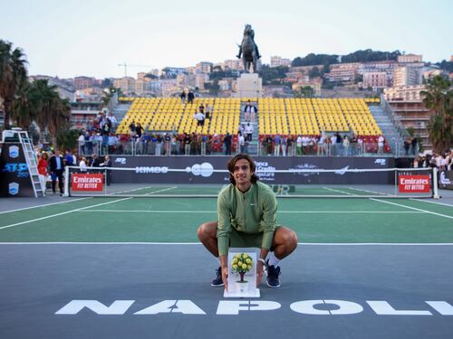 Re Musetti salva l'assurdo torneo di Napoli