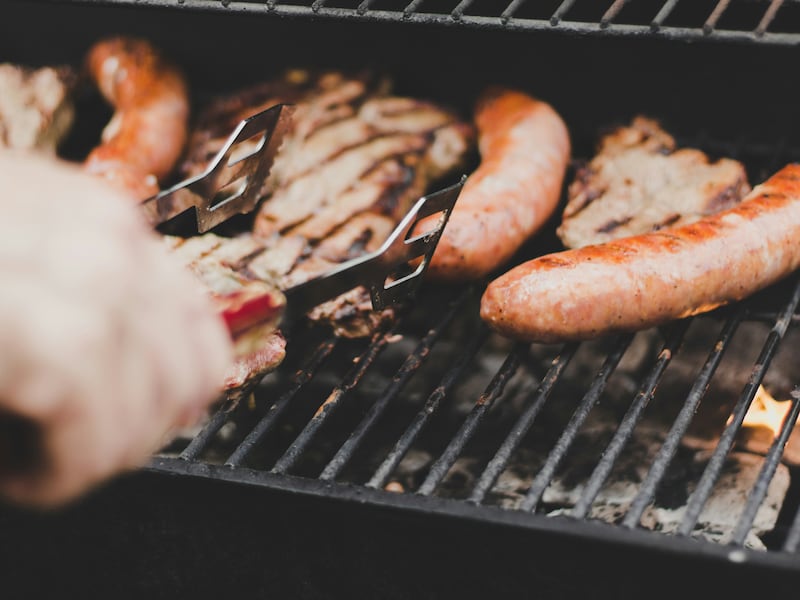 Barbecue sul balcone in condominio: quando la grigliata può diventare un problema per i vicini