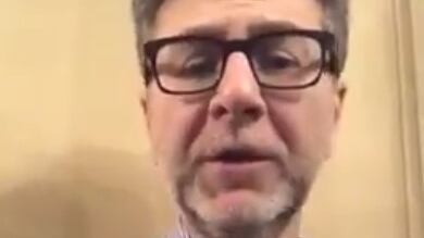 Fazio canta "Alla Fiera dell'Est". E spuntano sardine, gatti e cani