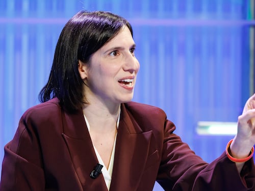 Il campo largo sogna di logorare il governo. Elly a rischio processo