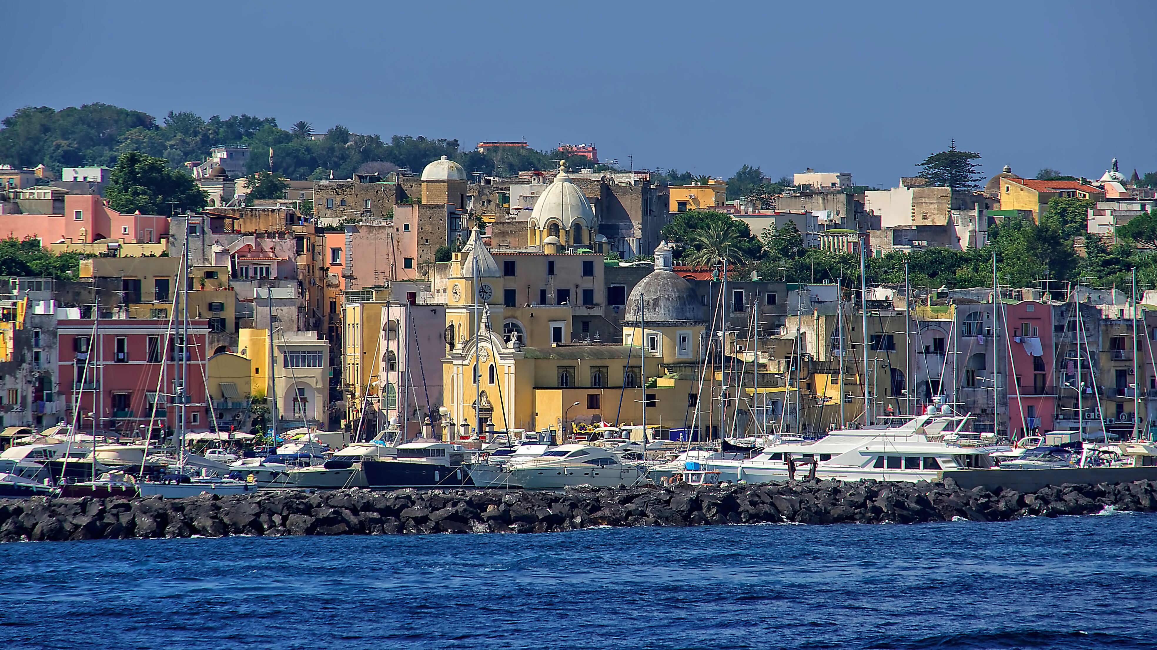 I Giganti, le terme e il coniglio: Ischia tra fascino e mito