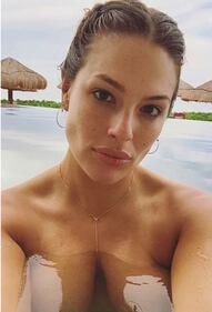 Ashley Graham sexy con gli occhiali 1