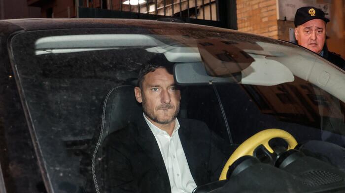 "Li rivoglio tutti". Ma a mandar su tutte le furie Totti è altro: cosa ha fatto Ilary