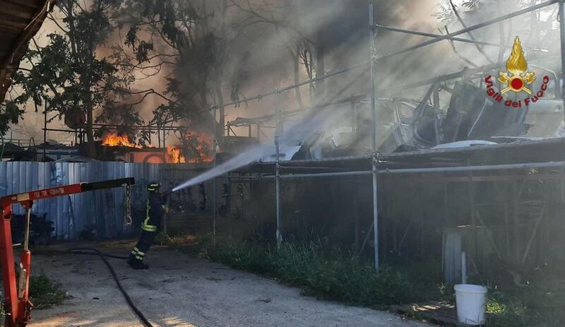 Vasto incendio divampato questo pomeriggio a Roma nella zona di via Casilina 3