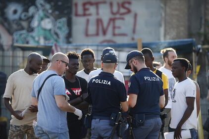 Blitz della polizia nella tendopoli dei migranti alla Stazione Tiburtina 4