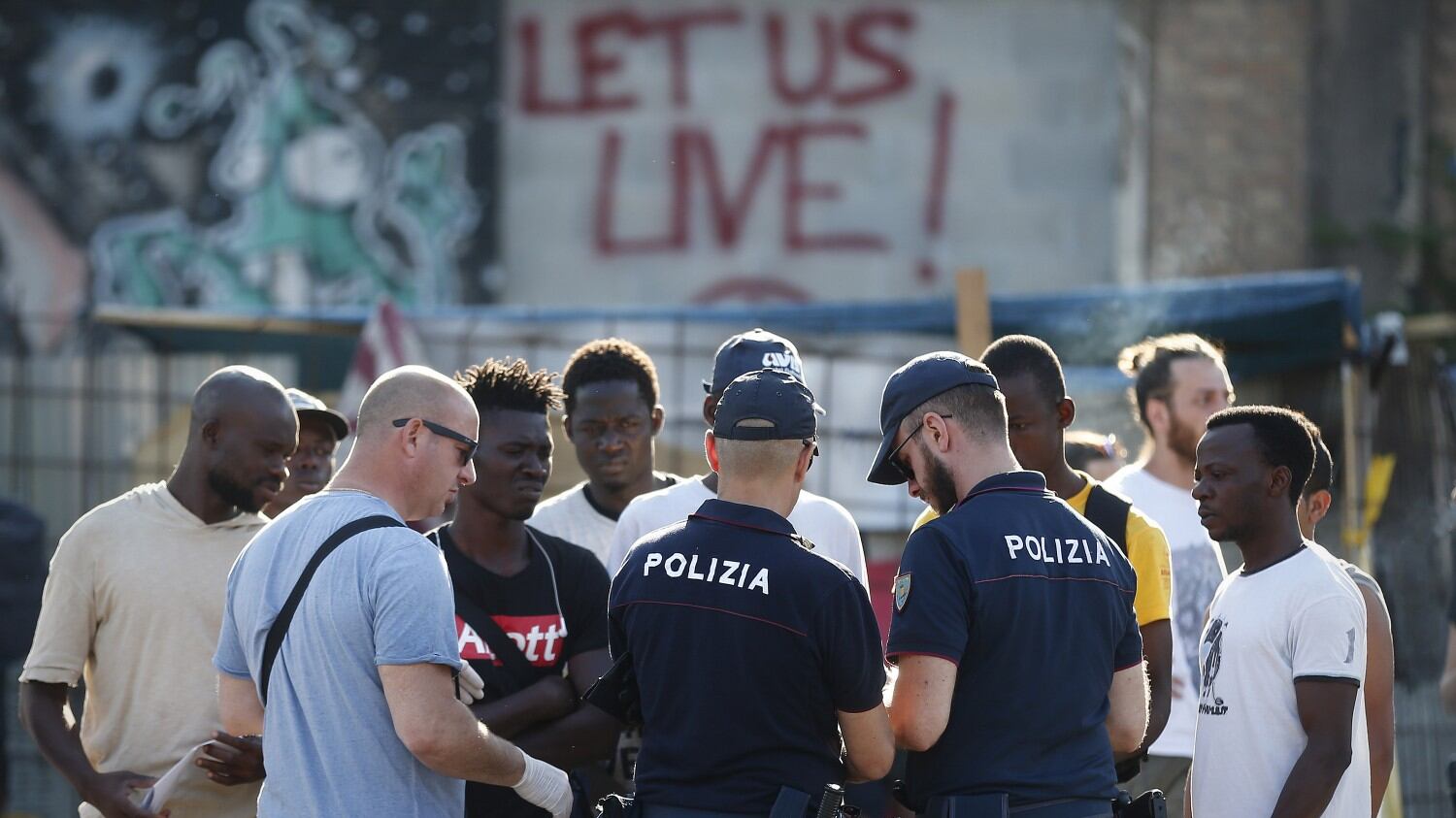 Cassino, cane poliziotto stana tre migranti in possesso di droga