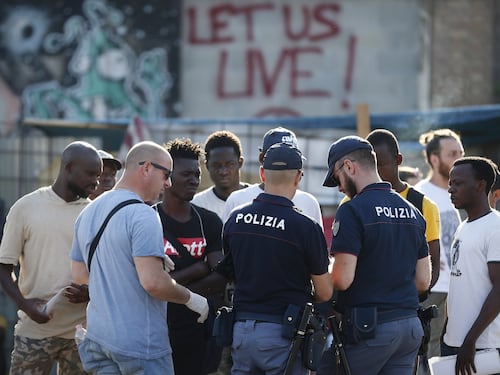 Cassino, cane poliziotto stana tre migranti in possesso di droga
