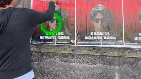 "Troglodita". Angelo Duro imbratta i suoi manifesti, il sindaco si infuria