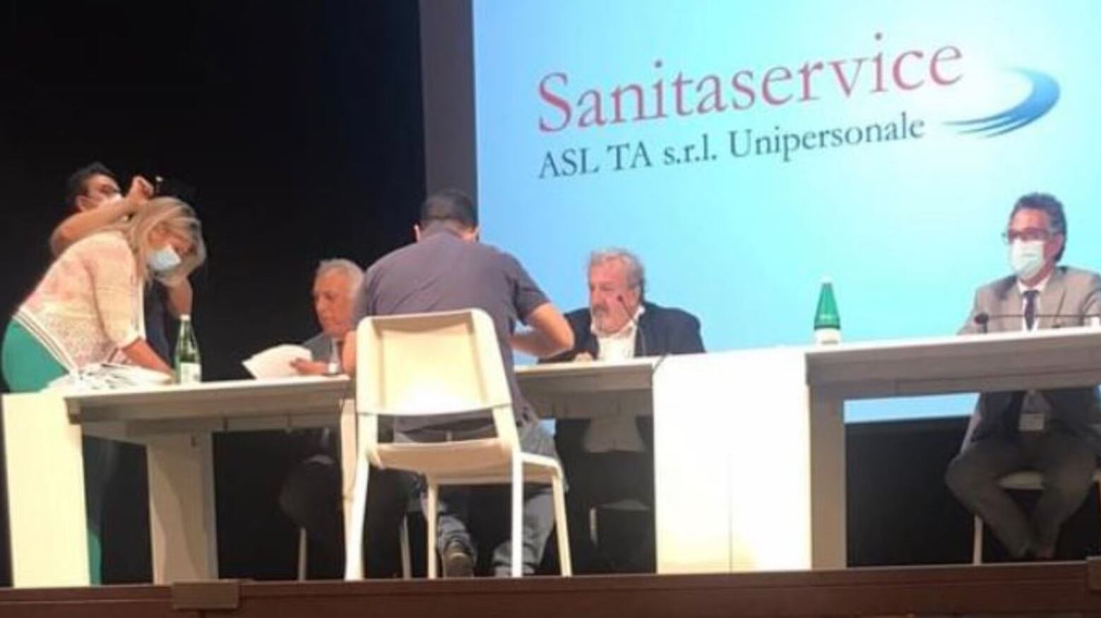 La vergognosa foto di Emiliano che può stravolgere le Regionali
