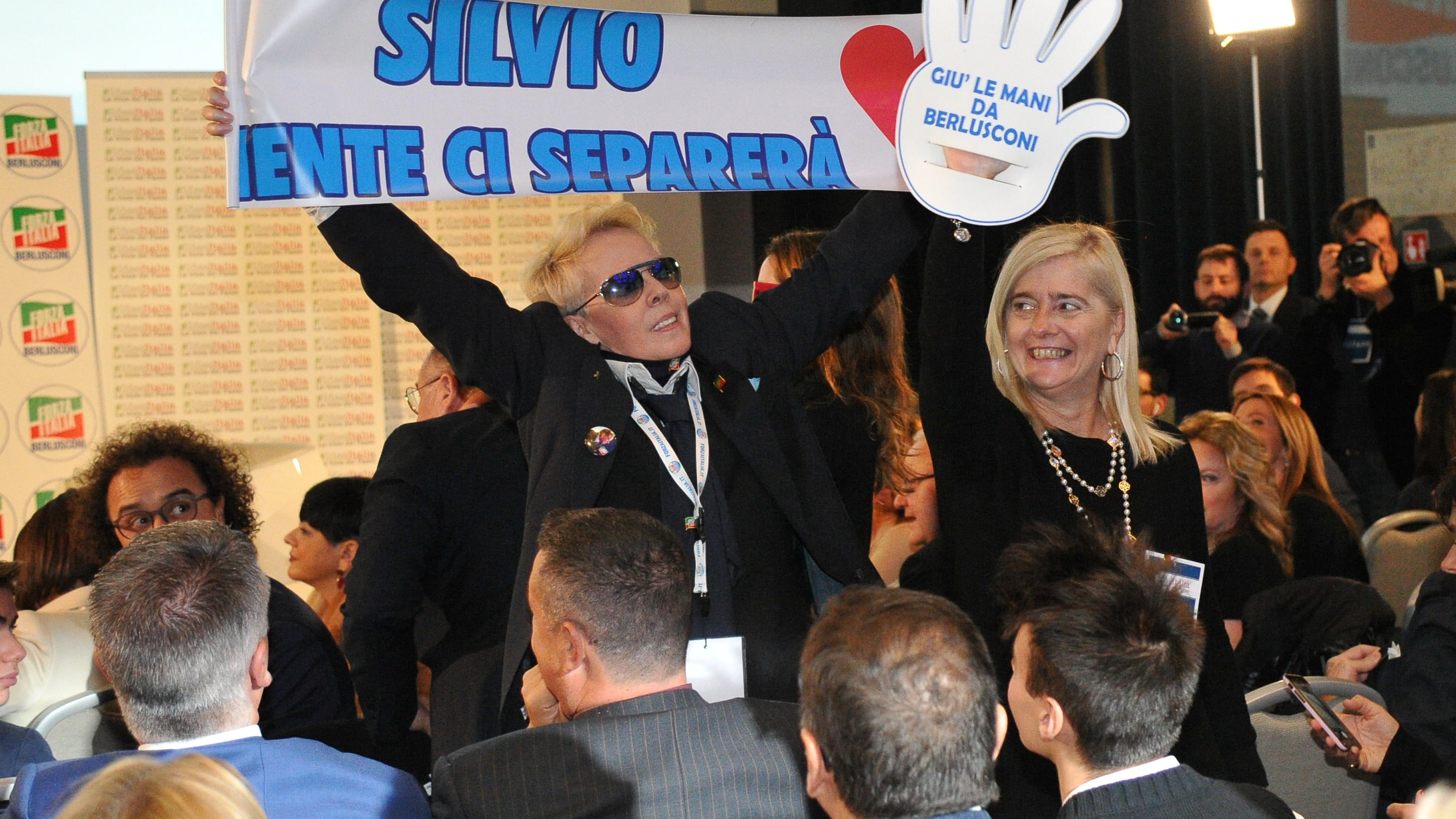 Cambia il vento nel Paese Ressa e tutto esaurito per lo show del Cavaliere