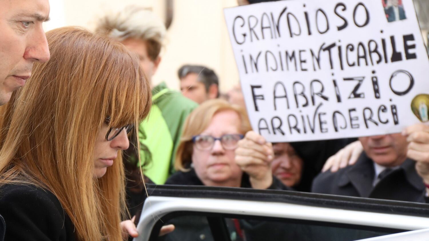 La follia social che ci obbliga al lutto pubblico