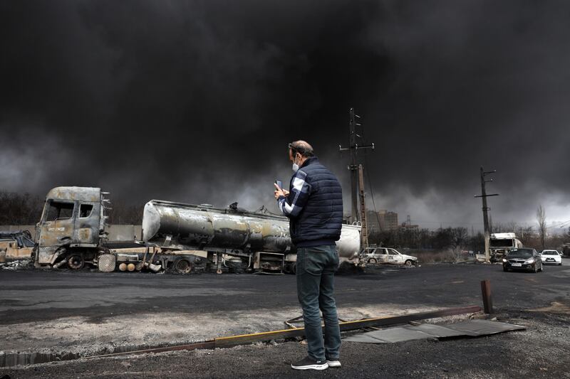 Cielo nero su Teheran dopo l'attacco alle strutture petrolifere 10