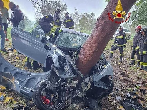 Perde il controllo della Porsche e si schianta contro l'albero: terribile incidente a Rovigo