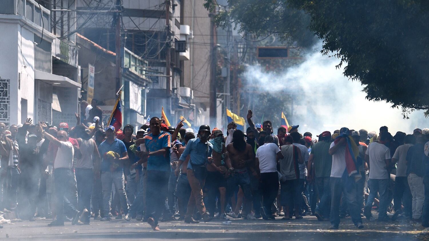 Venezuela, violenze al confine con Colombia. Maduro brucia aiuti umanitari
