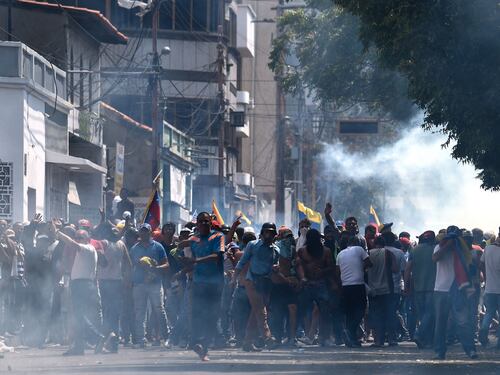 Venezuela, violenze al confine con Colombia. Maduro brucia aiuti umanitari