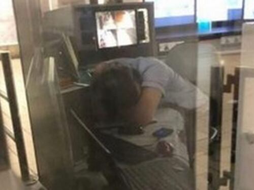 Metro Roma, addetto alla vigilanza sorpreso a sonnecchiare. Lo scatto è virale