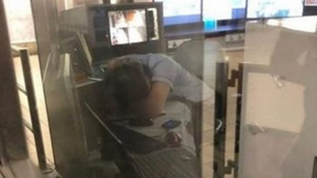 Metro Roma, addetto alla vigilanza sorpreso a sonnecchiare. Lo scatto è virale