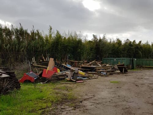 Gli occupano il terreno, ora deve pagare per demolire le baracche