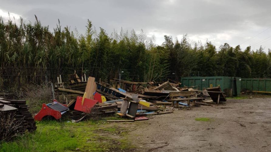 Gli occupano il terreno, ora deve pagare per demolire le baracche
