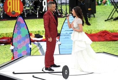 Lo show di Robbie Williams e Irina Garifullina durante la cerimonia d'apertura dei Mondiali 14