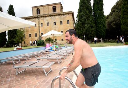 Salvini nuota nella piscina confiscata alla mafia 8