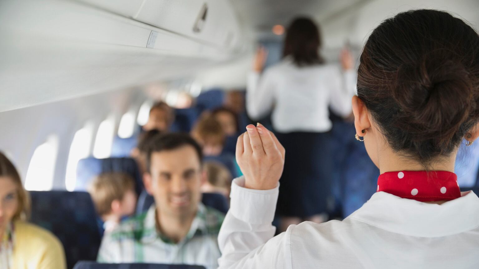 Hostess salva ragazza vittima del traffico di esseri umani su un aereo