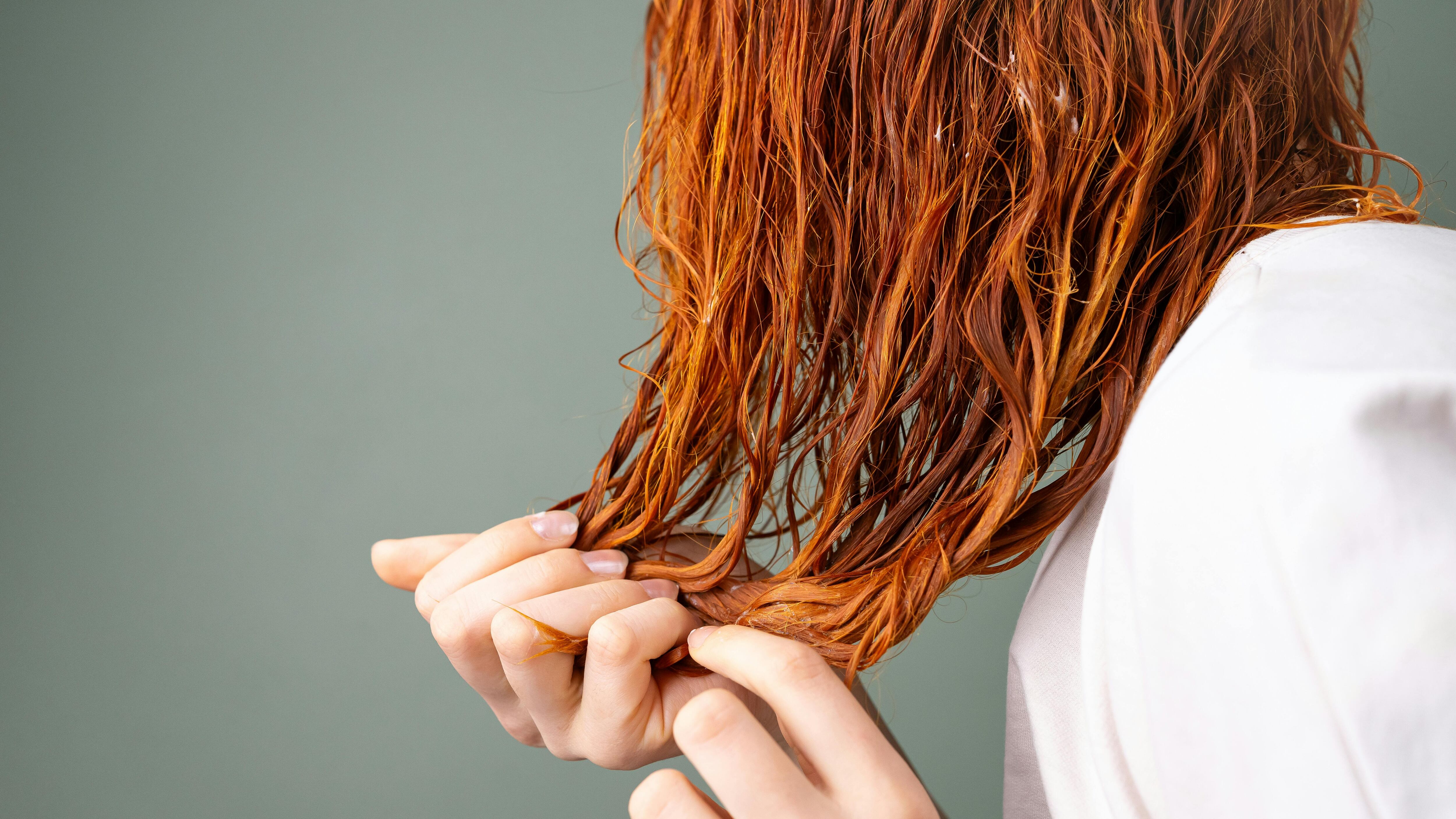 Capelli, come fare lo shampoo "sandwich" consigliato dagli hair stylist per farli brillare