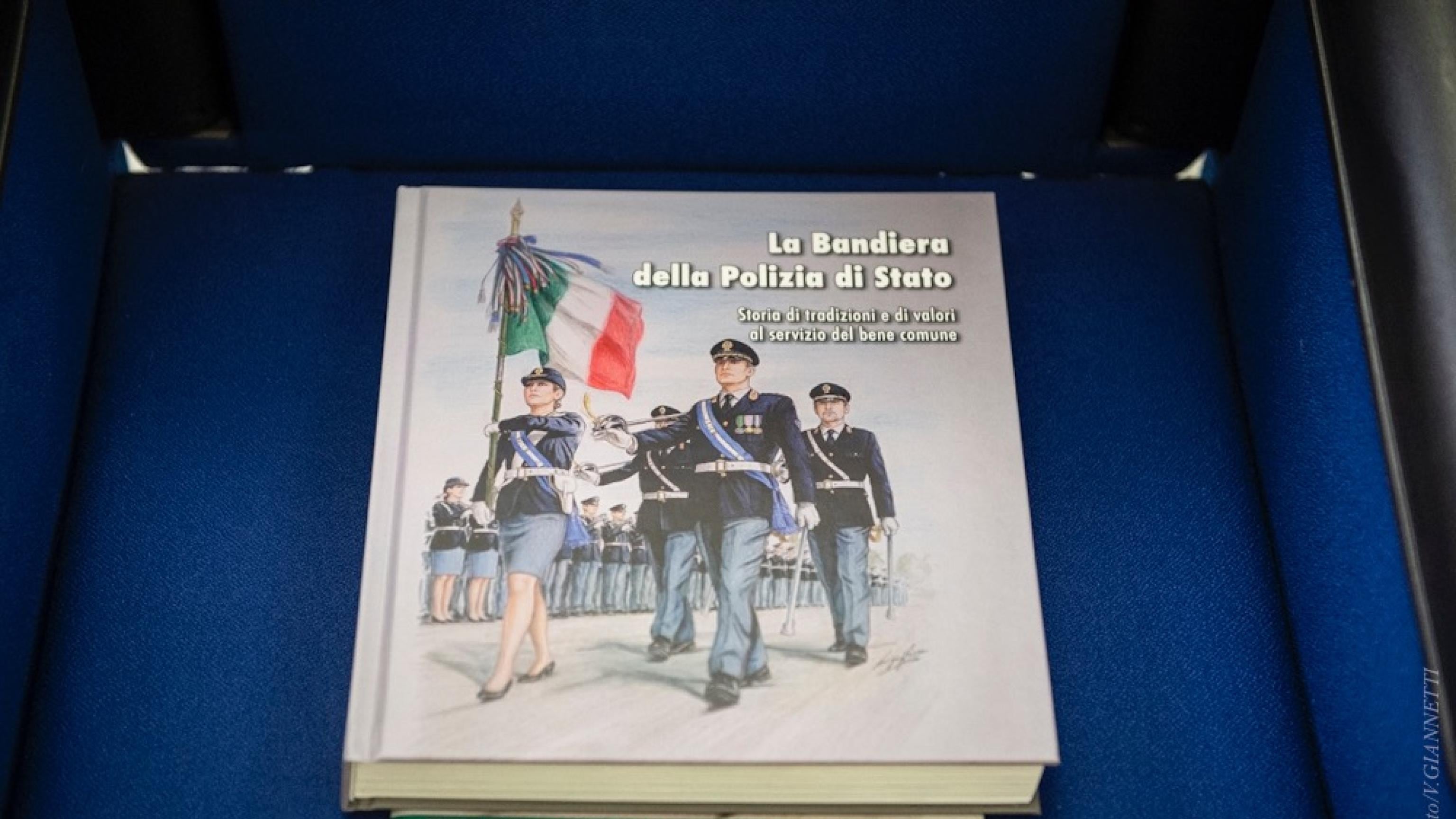 Un libro sulla bandiera per i 170 anni della Polizia